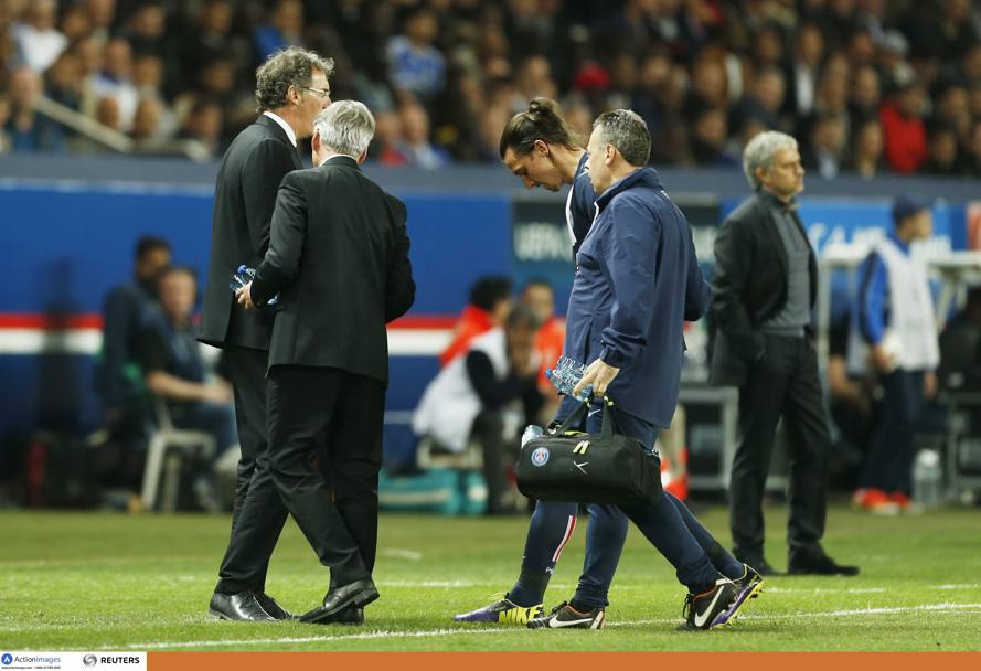 Tutti felici a Parigi? Mica tanto: Zlatan Ibrahimovic  costretto a lasciare il campo per un infortunio alla gamba destra. Action Images